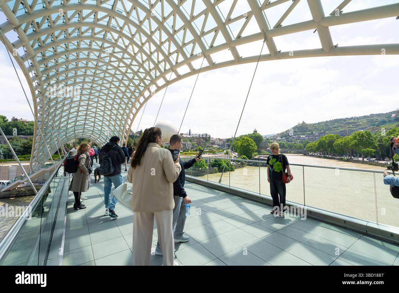 Tbilissi, Géorgie. 17 mai 2025. Vue panoramique sur le pont de la paix au-dessus de la rivière Kura dans le centre-ville Banque D'Images