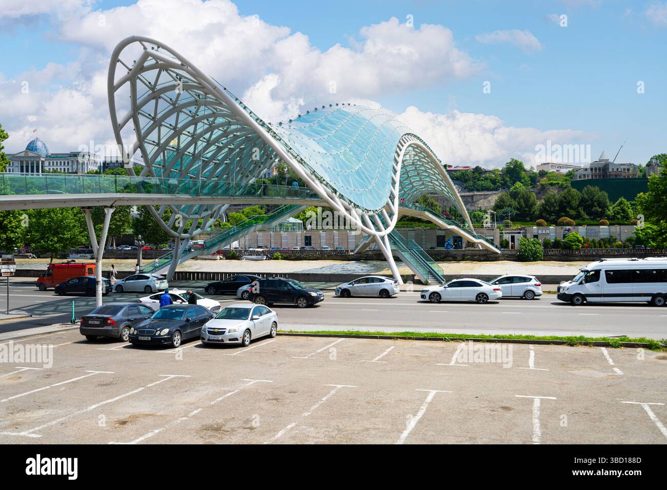 Tbilissi, Géorgie. 17 mai 2025. Vue panoramique sur le pont de la paix au-dessus de la rivière Kura dans le centre-ville Banque D'Images