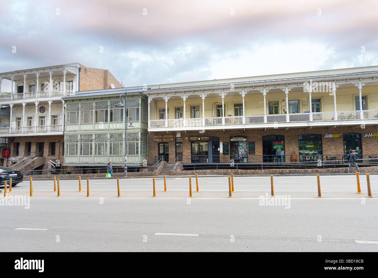 Tbilissi, Géorgie. 17 mai 2025. l'architecture traditionnelle des bâtiments dans le centre historique de la ville Banque D'Images