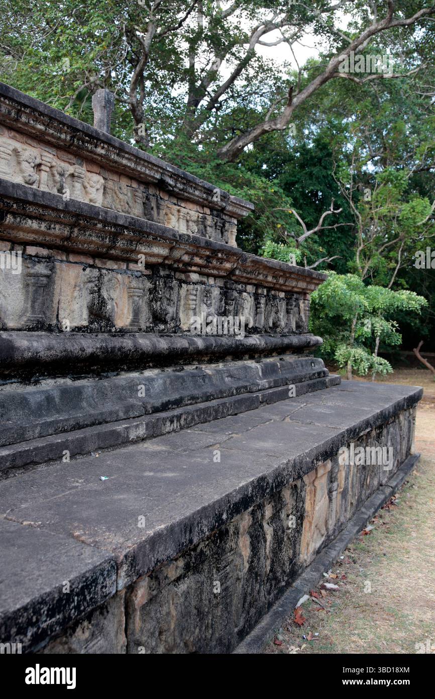Sculpture en pierre dans le style de relief de base sur l'ancienne chambre de crayon, Polonnaruwa. Sri Lanka. Banque D'Images