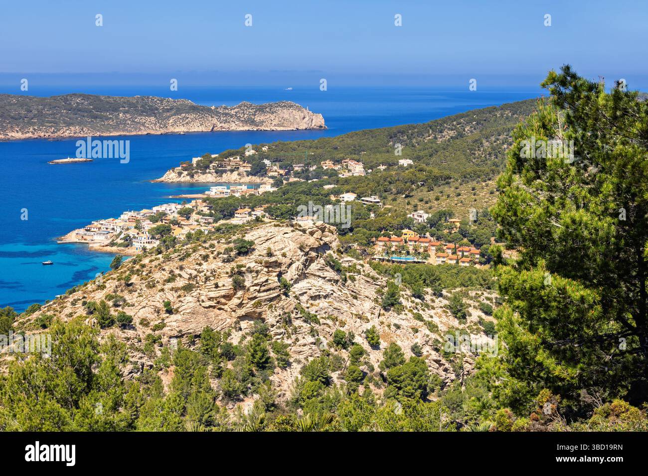 Vue sur un village côtier de Majorque et une vue panoramique sur la mer Méditerranée bleue Banque D'Images