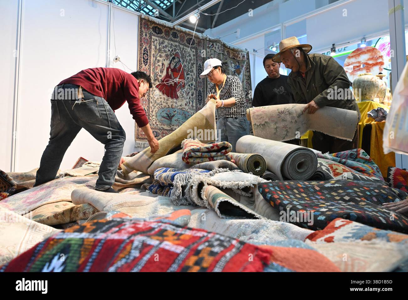 Lhassa, Chine.20 mai 2025. La 2e exposition des marchandises importées de Lhassa s’est terminée aujourd’hui, attirant plus de 200 000 visiteurs et générant 136 millions de yuans (≈ 18,8 millions de dollars) de ventes, soit une augmentation de 29 % par rapport à sa première édition de 2024, le 20 mai 2025. L'événement a démontré une dynamique robuste de l'offre et de la demande, avec des importations de qualité supérieure en provenance de 31 pays, notamment de l'artisanat népalais, des vins français et des produits de santé australiens. Crédit : Gongga Laisong/China News Service/Alamy Live News Banque D'Images