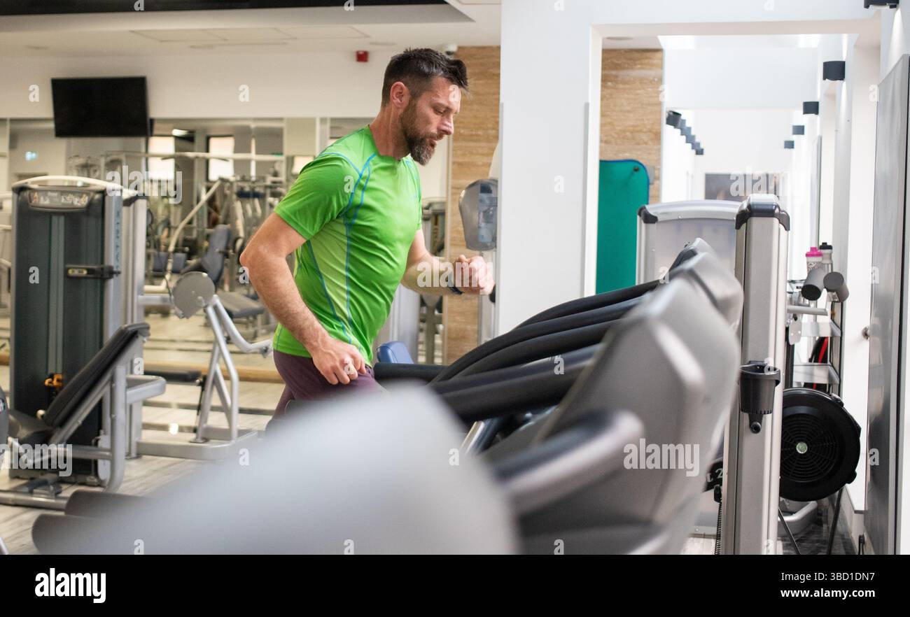 formation homme de forme dans la salle de gym Banque D'Images