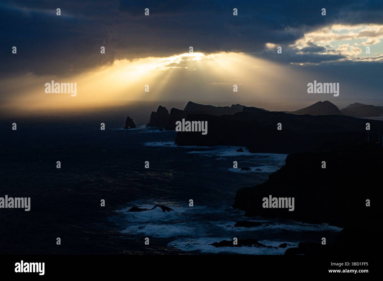 Littoral spectaculaire avec des rochers de Madère, Portugal Banque D'Images