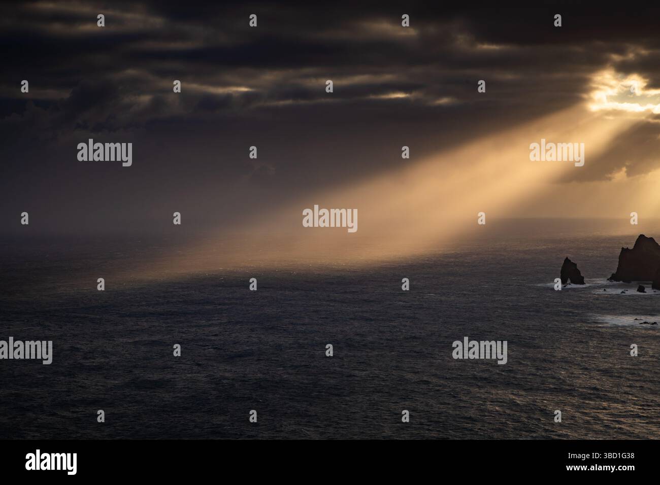 Littoral spectaculaire avec des rochers de Madère, Portugal Banque D'Images