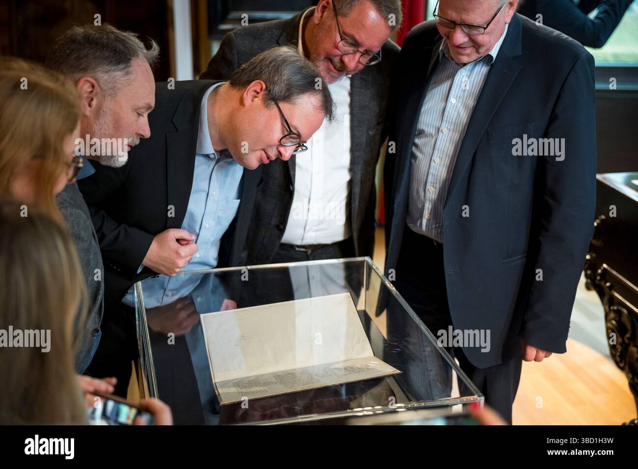 Bayreuth, Allemagne. 22 mai 2025. Florian Luderschmid (M, CSU), président du district de haute-Franconie, avec Thomas Ebersberger (R, CSU), maire de Bayreuth, examine le premier exemplaire du livret de l'opéra 'Tannhäuser' de Richard Wagner. Entre autres choses, ils discutent d'un projet de loi par lequel le gouvernement fédéral a l'intention de prolonger l'aide financière pour l'expansion des garderies. Crédit : Daniel Vogl/dpa/Alamy Live News Banque D'Images