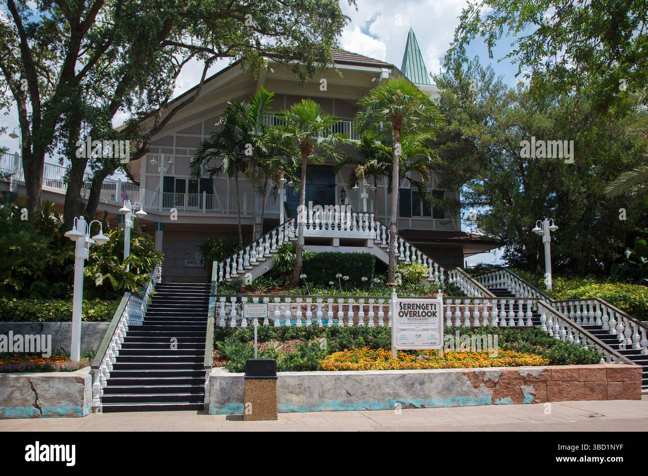 Une belle façade de maison du sud historique Typcal dans le parc d'attractions Busch Gardens à Tampa, Floride. Banque D'Images