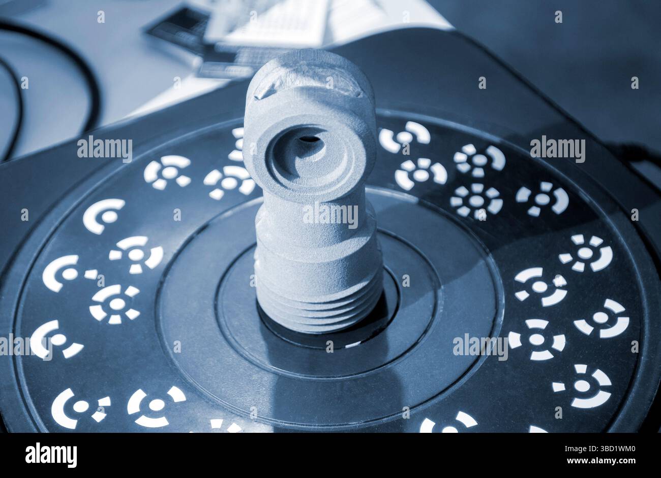 Objet de numérisation 3D. Scanner tridimensionnel avec surface de balayage volumétrique laser d'un objet pour prototypage. Nouvelle innovation de haute précision équipement technologique moderne. Précision scientifique. Couleur bleue Banque D'Images