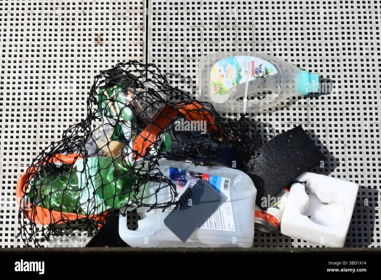 Hambourg, Allemagne. 22 mai 2025. Des déchets marins se trouvent sur une jetée lors d'un événement de presse à Hambourg-Harburg. Le système robotique « SeaClear2.0 » offre une approche soutenue par l'IA pour lutter contre la pollution marine. À l'aide de véhicules de surface sans pilote, de robots sous-marins télécommandés et d'un drone, les déchets peuvent être collectés des fonds marins de manière ciblée. Crédit : David Hammersen/dpa/Alamy Live News Banque D'Images