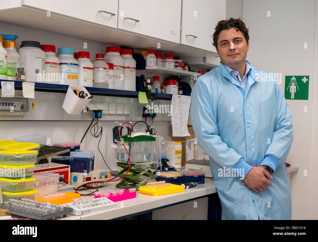 PRODUCTION - 22 mai 2025, Bavière, Planegg/Martinsried : Adrian Schomburg de la start-up 'Eisbach' se trouve dans une zone de laboratoire de son entreprise spécialisée dans la lutte contre le cancer. Dans l'après-midi, le ministre-président de Bavière participe à la célébration du 30e anniversaire du Centre d'innovation et de démarrage pour la biotechnologie (IZB). Photo : Peter Kneffel/dpa Banque D'Images
