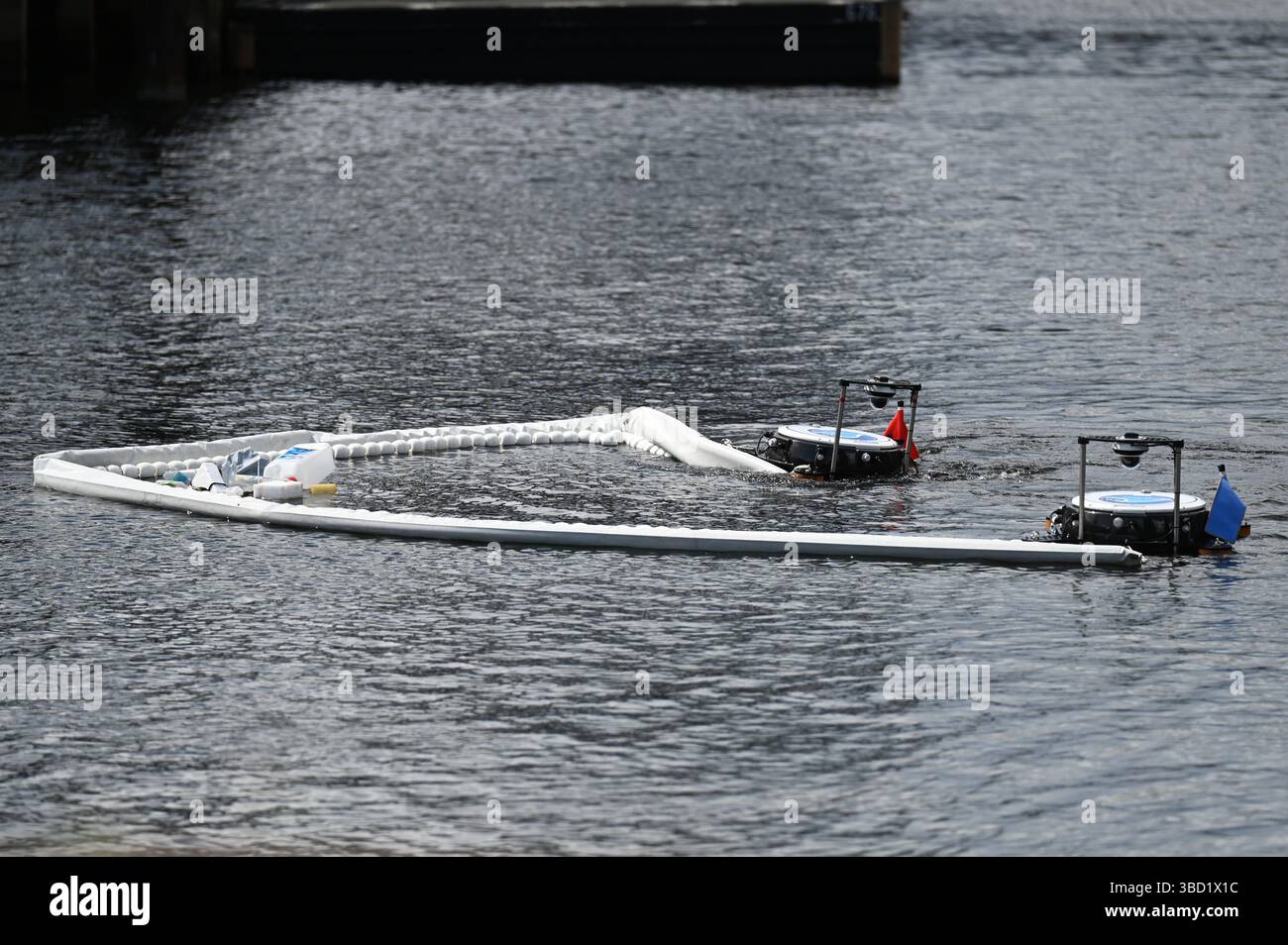 Hambourg, Allemagne. 22 mai 2025. Deux robots flottants collectent les déchets sur l'eau lors d'un événement de presse à Hambourg-Harburg. Le système robotique « SeaClear2.0 » offre une approche soutenue par l'IA pour lutter contre la pollution marine. Des véhicules de surface sans pilote, des robots sous-marins télécommandés et un drone peuvent être utilisés pour ramasser les déchets du fond marin de manière ciblée. Crédit : David Hammersen/dpa/Alamy Live News Banque D'Images