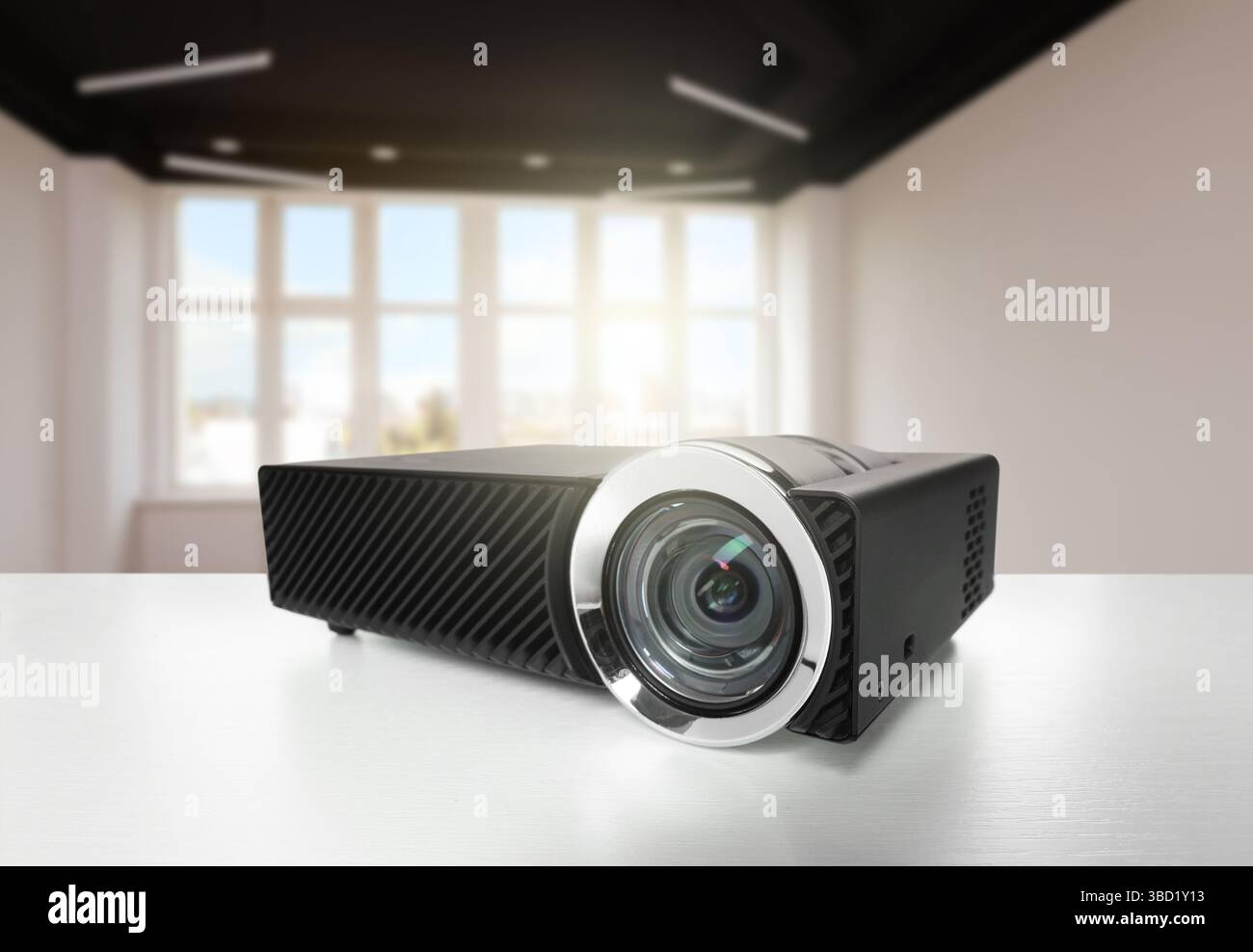 Vidéoprojecteur moderne sur table blanche dans la chambre Banque D'Images