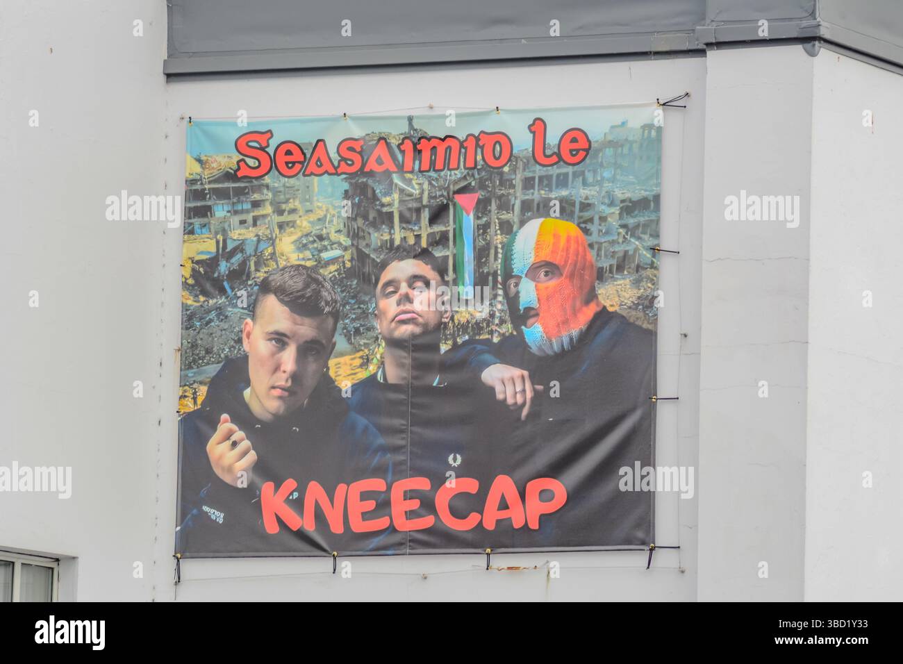 Belfast, Royaume-Uni 22/05/2025 bannière de soutien au groupe de rap irlandais Kneecap basé à Belfast au Felons Bar. Liam Óg hAnnaidh, connu sous le nom de Mo Chara, a été inculpé d'un délit de terrorisme à la suite d'un concert de 2024 après avoir prétendument affiché un drapeau de soutien au Hezbollah. Une déclaration publiée par le groupe a nié l'infraction. Belfast Northern Ireland credit :HeadlineX/Alamy Live News Banque D'Images