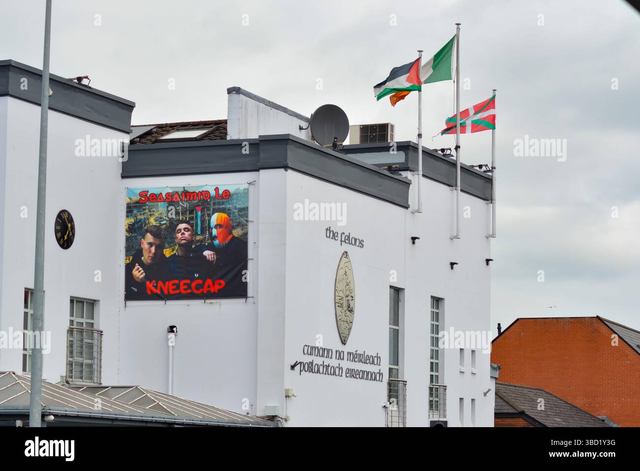 Belfast, Royaume-Uni 22/05/2025 bannière de soutien au groupe de rap irlandais Kneecap basé à Belfast au Felons Bar. Liam Óg hAnnaidh, connu sous le nom de Mo Chara, a été inculpé d'un délit de terrorisme à la suite d'un concert de 2024 après avoir prétendument affiché un drapeau de soutien au Hezbollah. Une déclaration publiée par le groupe a nié l'infraction. Belfast Northern Ireland credit :HeadlineX/Alamy Live News Banque D'Images