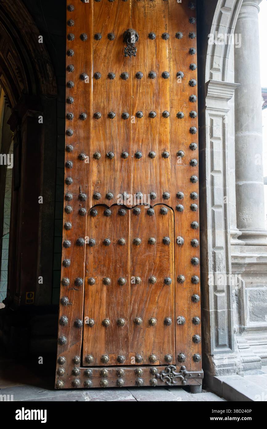 La porte en bois cloutée de l'église El Sagrario, qui fait partie du complexe de la cathédrale métropolitaine, à Quito, Équateur. Banque D'Images