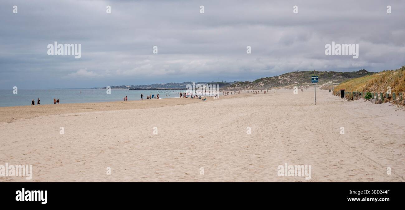 Scène de plage de Mullaloo bondée avec mouette sur sable blanc dans un jour nuageux, Perth, Australie, 12 avril 2020 Banque D'Images