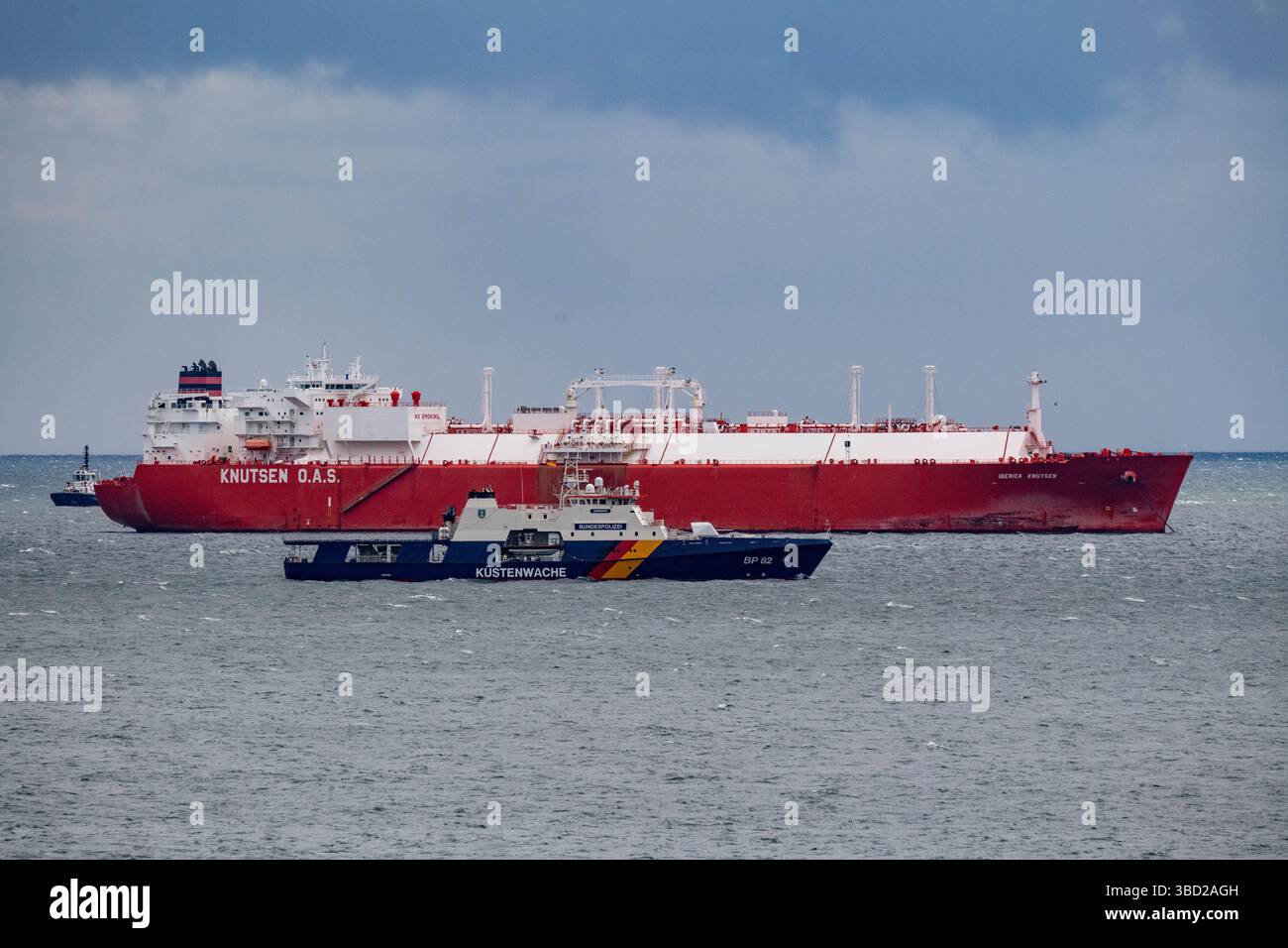 Sassnitz, Allemagne. 22 mai 2025. Le méthanier « Iberica Knutsen » se trouve sur la route de Sassnitz, au large de la ville portuaire de Sassnitz. Selon la police des eaux, le cargo s'est échoué au large du port de Mukran sur l'île de Rügen tôt le matin. Crédit : Stefan Sauer/dpa/Alamy Live News Banque D'Images