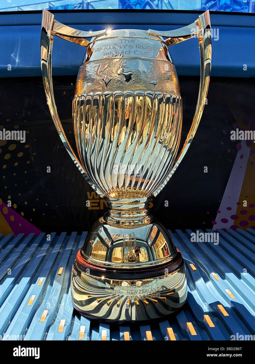 Exeter, Devon, Royaume-Uni. 22 mai 2025. Trophée de la Coupe du monde de rugby pour femmes RWC, tournée nationale, Exeter, Devon, Royaume-Uni. Nouveau Trophée de Coupe du monde de rugby féminin, le plus grand et le plus prestigieux prix du rugby mondial, remporté une fois tous les quatre ans par la meilleure équipe du monde. Fabriqué en argent sterling et plaqué d’or 24 carats, le trophée de la Coupe du monde de rugby féminin à silhouette ovale est un emblème de modernité, de réussite et de passion, digne des futures icônes qui le soulèveront haut. Crédit : Nidpor/Alamy Live News Banque D'Images