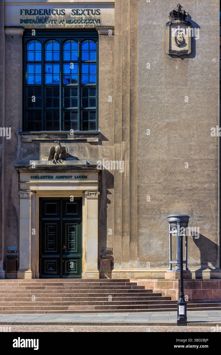 L'entrée principale du bâtiment principal de l'Université de Copenhague à Frue Plads, Copenhague, Danemark Banque D'Images