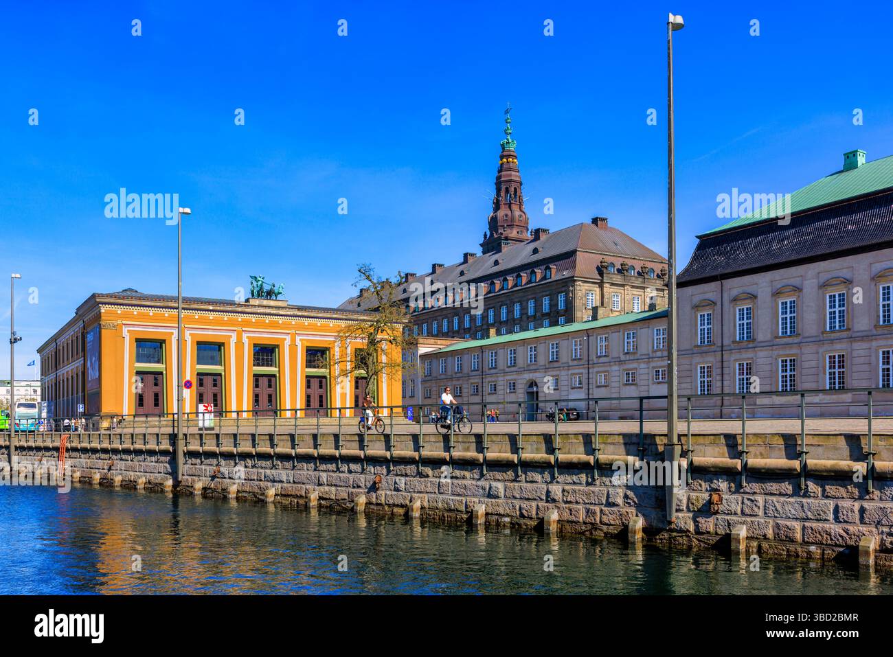 Musée Thorvaldsens avec le Parlement danois à l'arrière, Copenhague, Danemark Banque D'Images