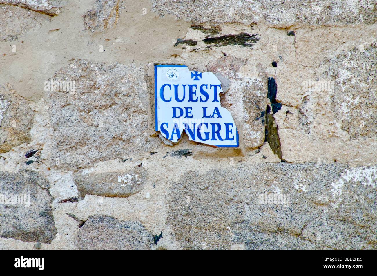 Nom de rue cassé panneau mural Calle Cuesta de la Sangre Blood Slope dans le centre-ville médiéval Trujillo Caceres Extremadura Espagne Europe Banque D'Images