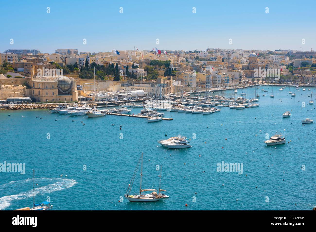 Kalkara Malta, vue en été à travers le Grand Port vers la marina et la ville riveraine de Kalkara, Malte Banque D'Images