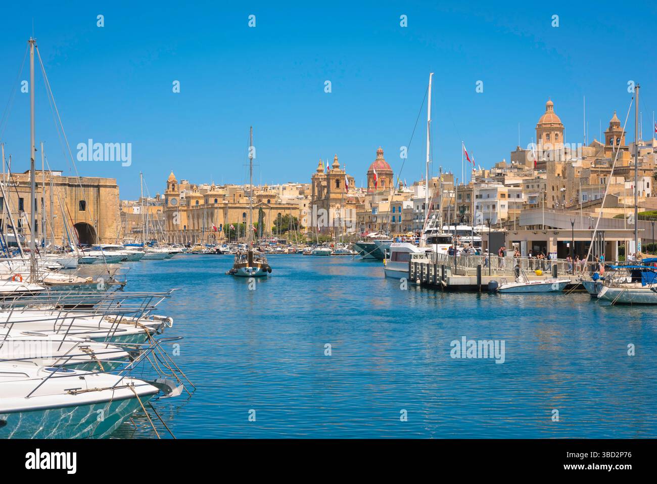 Port de Vittoriosa Malte, vue en été le long de Dockyard Creek vers la ville riveraine de Vittoriosa (Birgu), Malte Banque D'Images