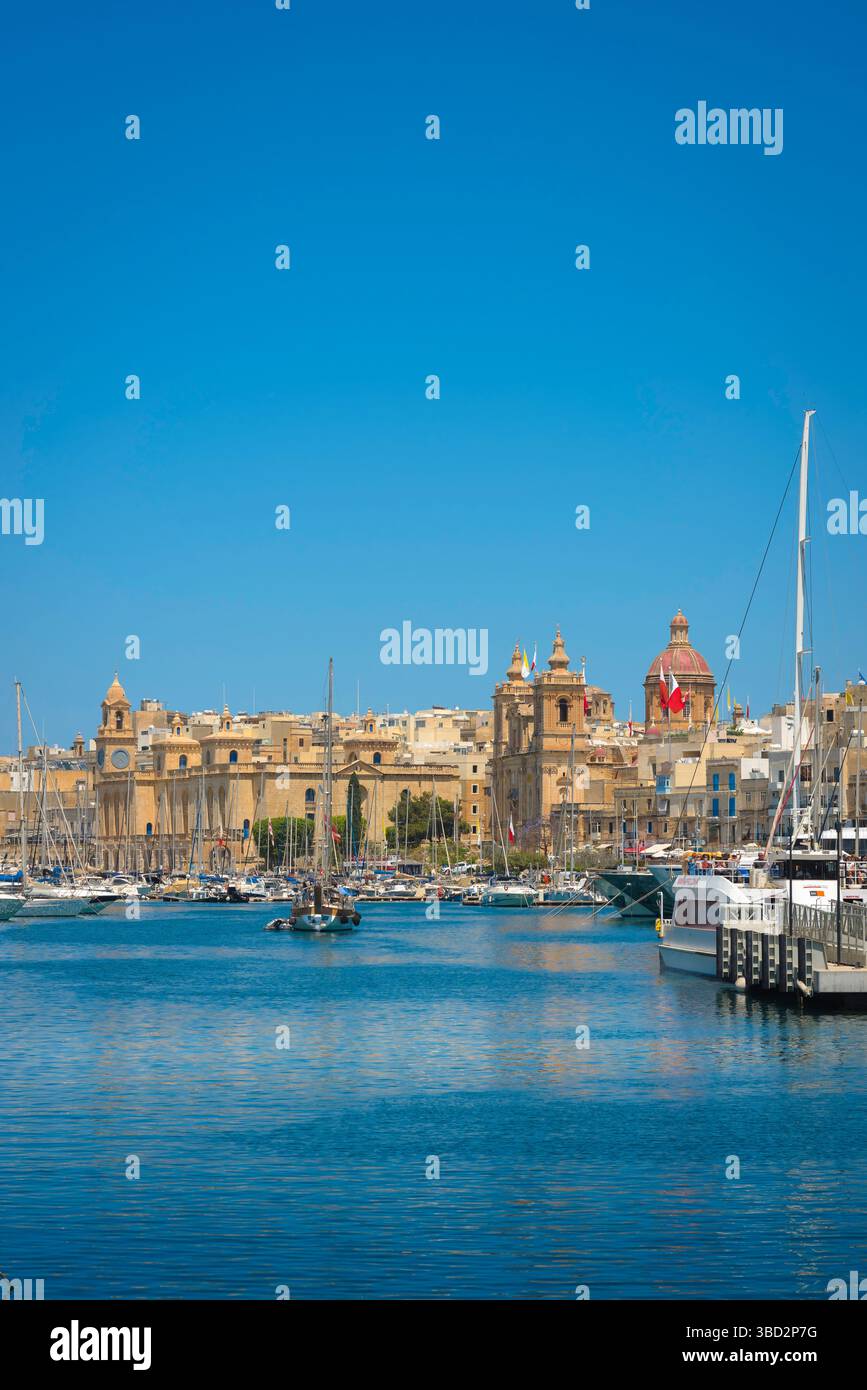 Malte Vittoriosa, vue en été le long de Dockyard Creek vers la ville riveraine de Vittoriosa (Birgu), Malte Banque D'Images