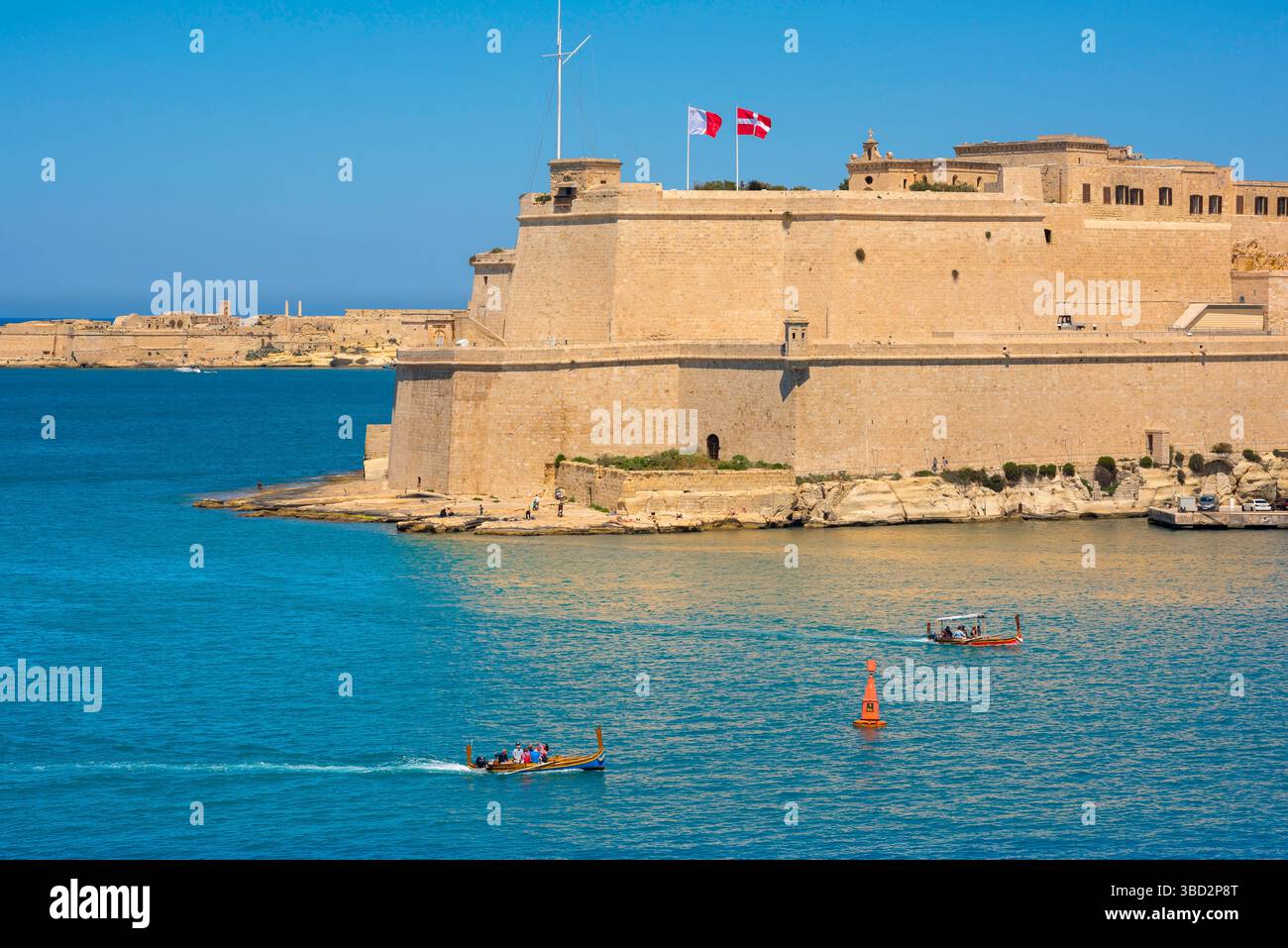Fort St Angelo Malta, vue en été à travers le Grand Port de la Valette vers Fort St Angelo situé dans la ville de Vittoriosa (Birgu), Malte Banque D'Images
