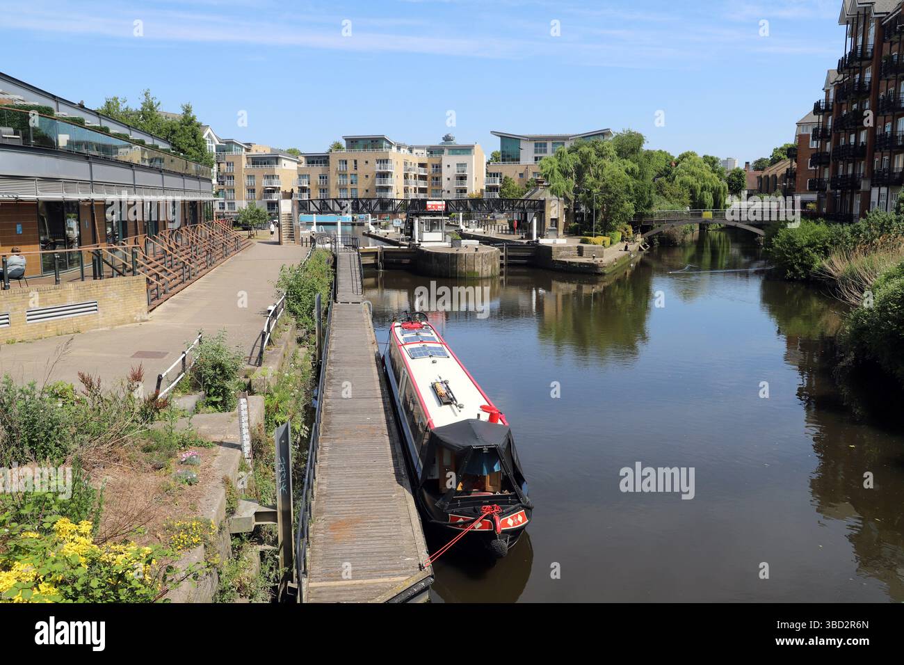 Un bateau étroit amarré près de Brentford Gauging Lock, Brentford, Londres Banque D'Images