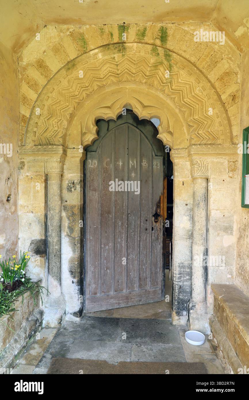 La spectaculaire porte normande de l'église St Michael & All Angels, Great Tew, Oxfordshire, Angleterre Banque D'Images