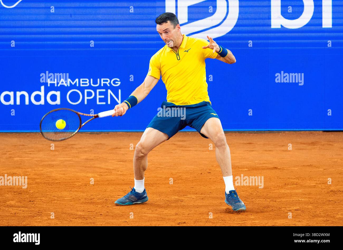 Hambourg, Allemagne. 22 mai 2025. Tennis : ATP Tour - Hambourg, simples, hommes, quarts de finale : Cobolli (Italie) - Bautista (Espagne). Roberto Bautista Agut joue le ballon. Crédit : Daniel Bockwoldt/dpa/Alamy Live News Banque D'Images