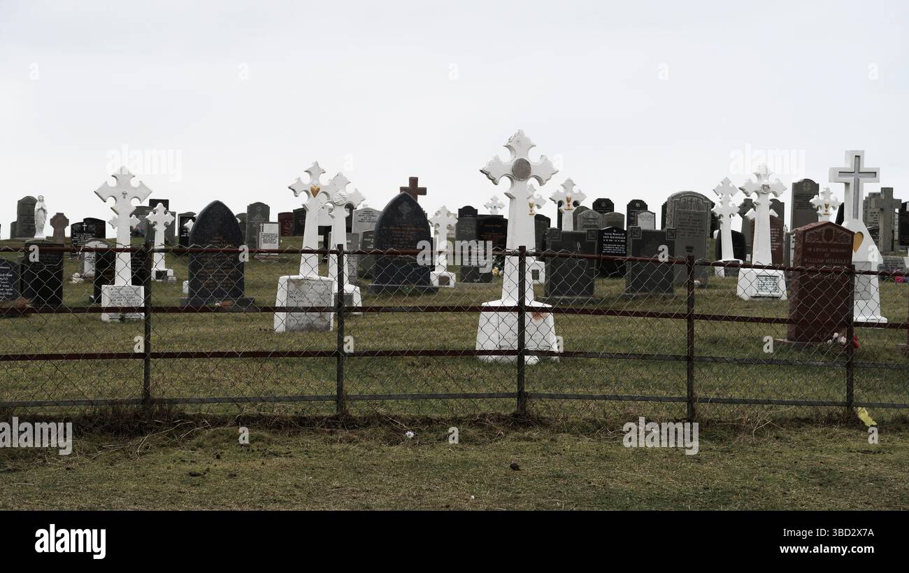 Cimetière sur South Uist avec croix celtiques Banque D'Images