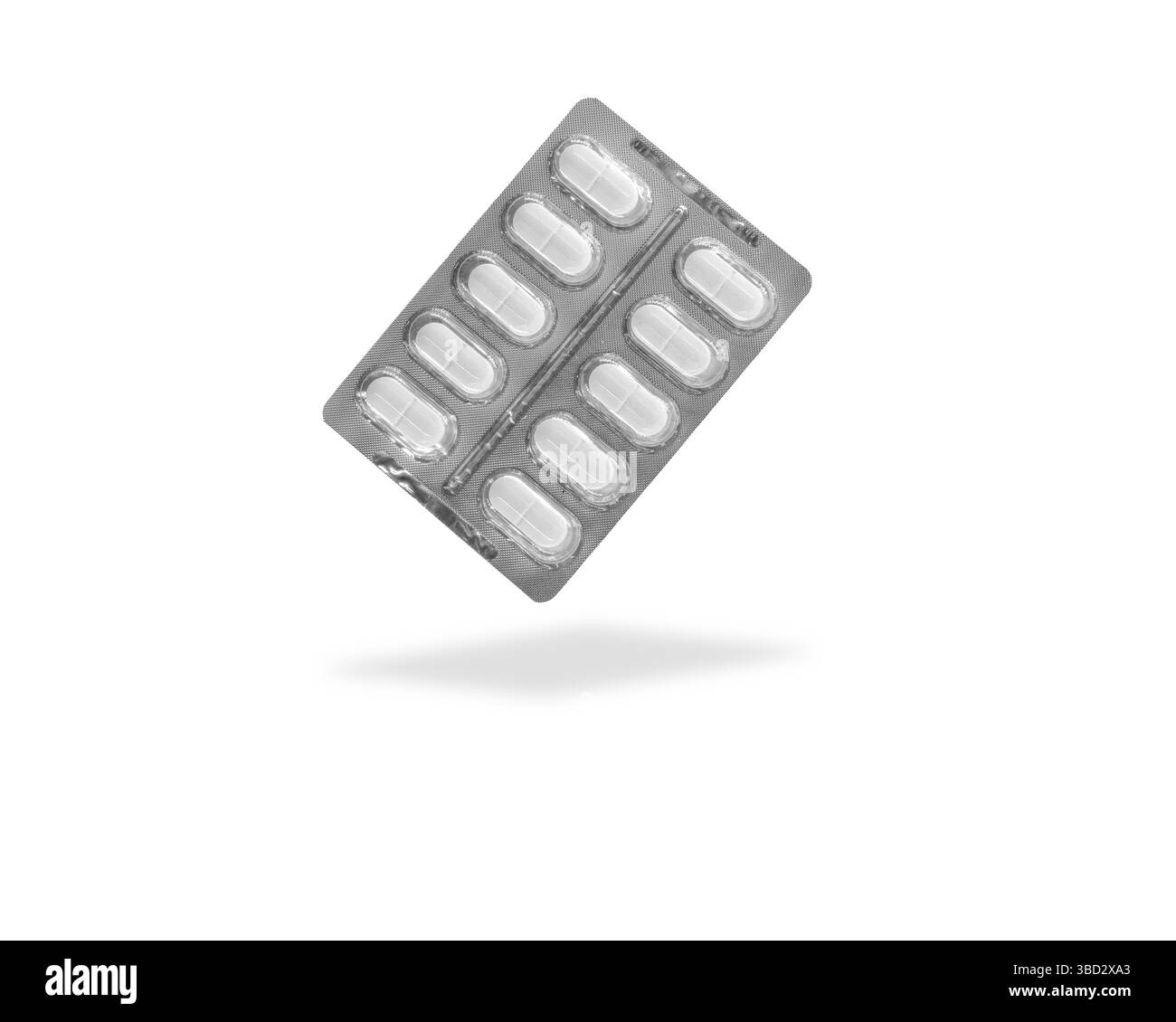 Un emballage blister avec plusieurs capsules suspendues dans l'air sur un fond blanc propre, soulignant la conception du médicament et l'accessibilité pour Banque D'Images