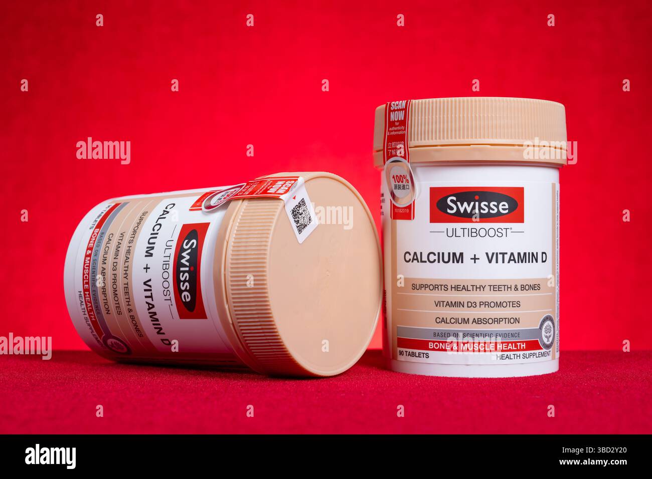Zhongshan Chine-15 mai 2025 : bouteilles de Swisse Ultiboost calcium avec des comprimés de vitamine d sur rouge à composition horizontale. Banque D'Images