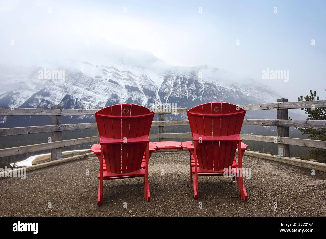 Chaises Adirondack avec table dans le parc national Banff Banque D'Images