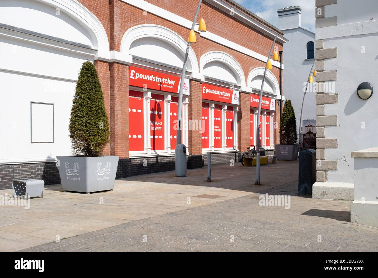 Antrim, Irlande du Nord - 20 mai 2025 : façade de Poundstretcher magasin de détail discount avec design rouge et blanc, rue commerçante, pas de gens Banque D'Images
