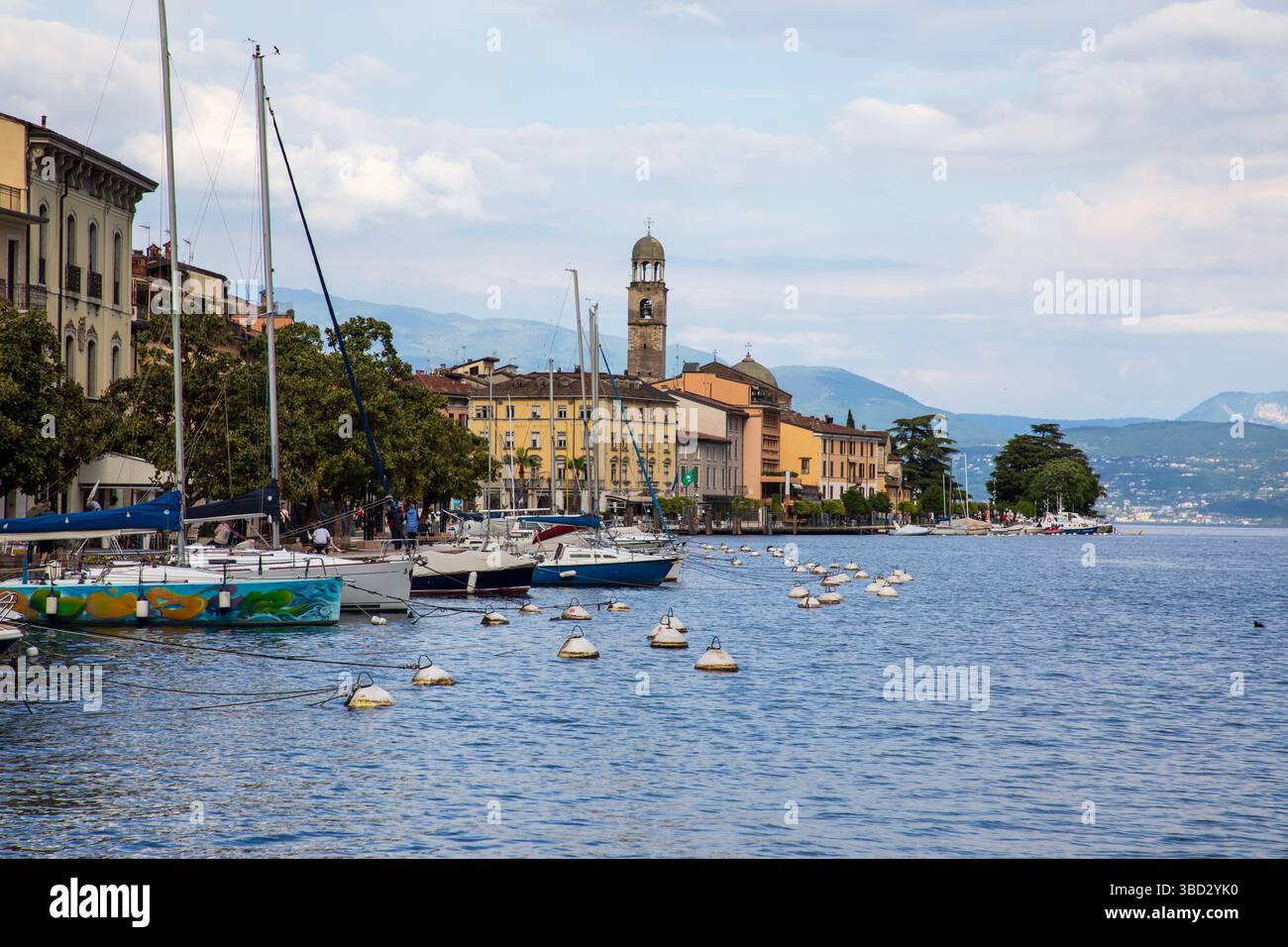SALO, ITALIE - 9 mai 2025 : Salò est la ville la plus grande et la plus importante du côté de Brescia du lac de Garde. Banque D'Images