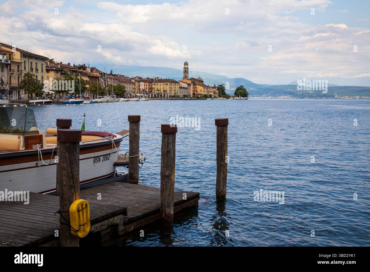 SALO, ITALIE - 9 mai 2025 : Salò est la ville la plus grande et la plus importante du côté de Brescia du lac de Garde. Banque D'Images