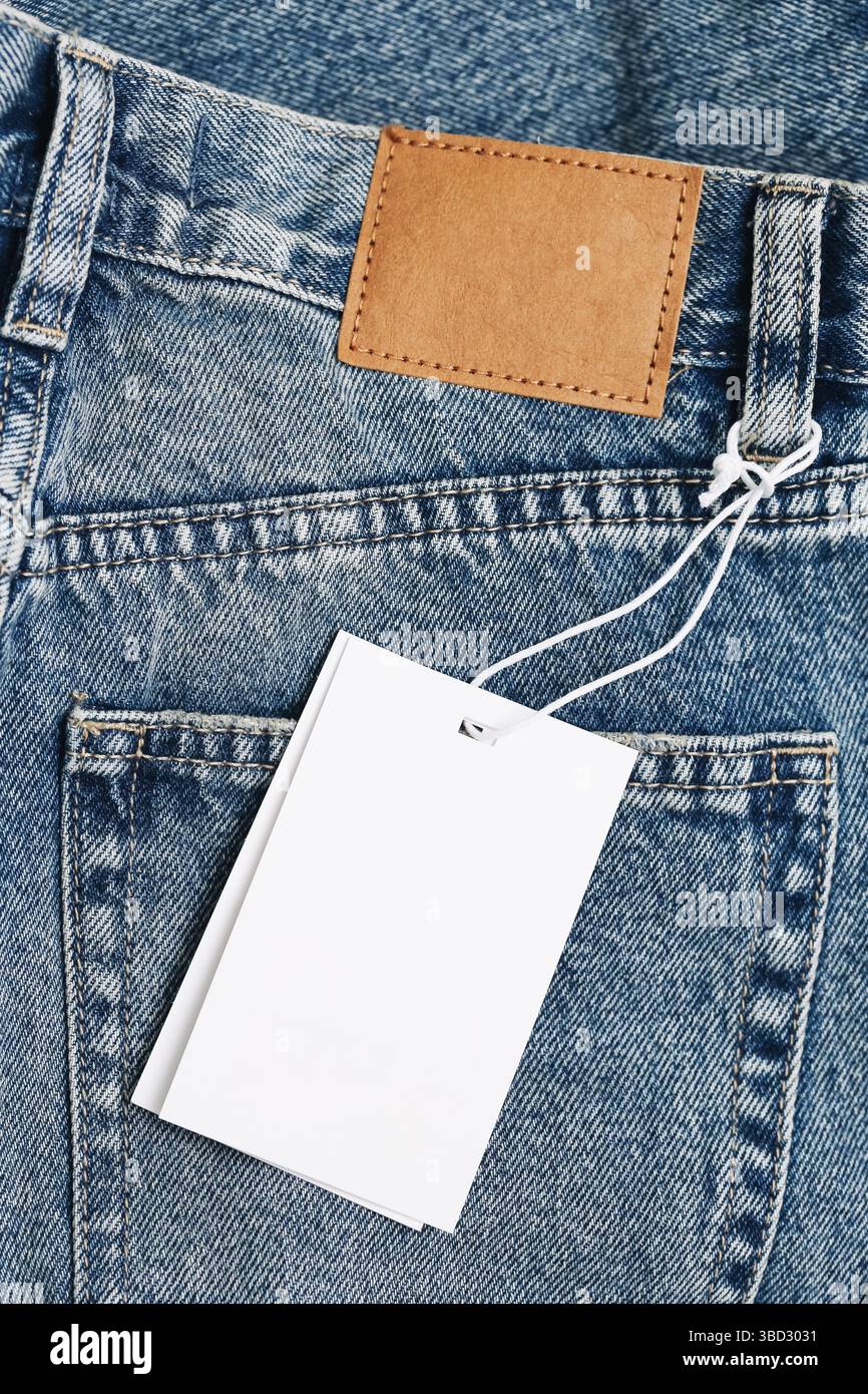 Jean bleu avec étiquette vierge. Etiquette vide pour le marquage. Nouveau détail de pantalon en denim. Vue de la poche arrière. Concept de vêtements de mode. Idée d'achat au détail. Banque D'Images