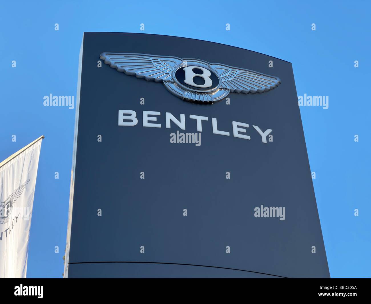 Genève, Suisse - 15 janvier 2023 : logo Bentley à Genève. Bentley Motors Limited est un designer, fabricant et distributeur britannique de voitures de luxe. - Image de stock capturée avec un smartphone Genève, Suisse - 15 janvier 2023 : logo Bentley à Genève. Bentley Motors Limited est un designer, fabricant et distributeur britannique de voitures de luxe. - Image de stock capturée avec un smartphone