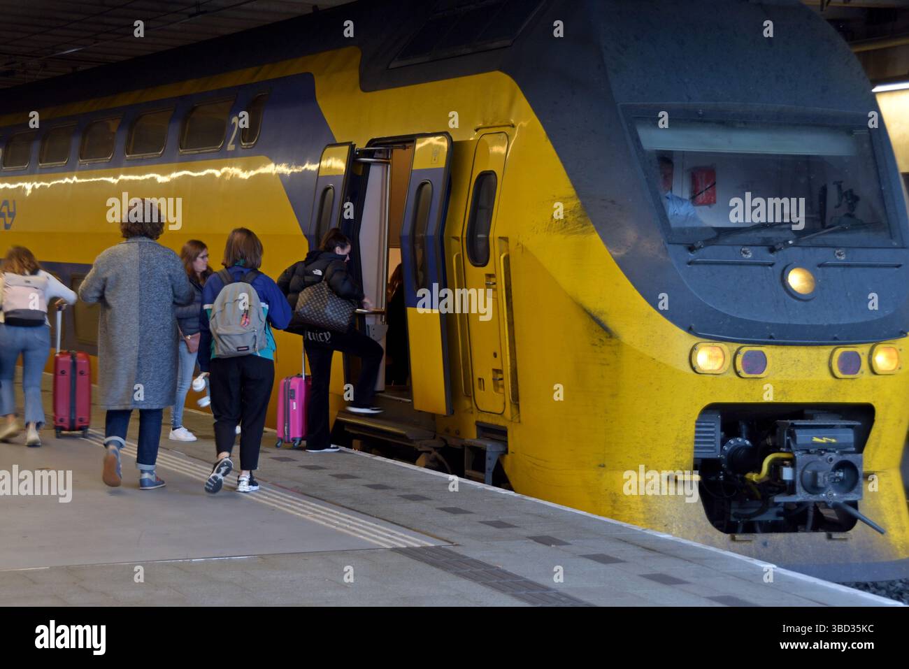 Personnes prenant un train néerlandais à la gare d'Utrecht , pays-Bas, octobre 2022 Banque D'Images