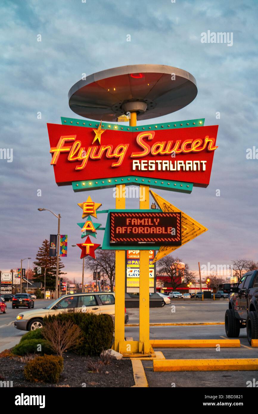 L'enseigne Flying Saucer Restaurant à Niagara Falls, Ontario, Canada. Banque D'Images