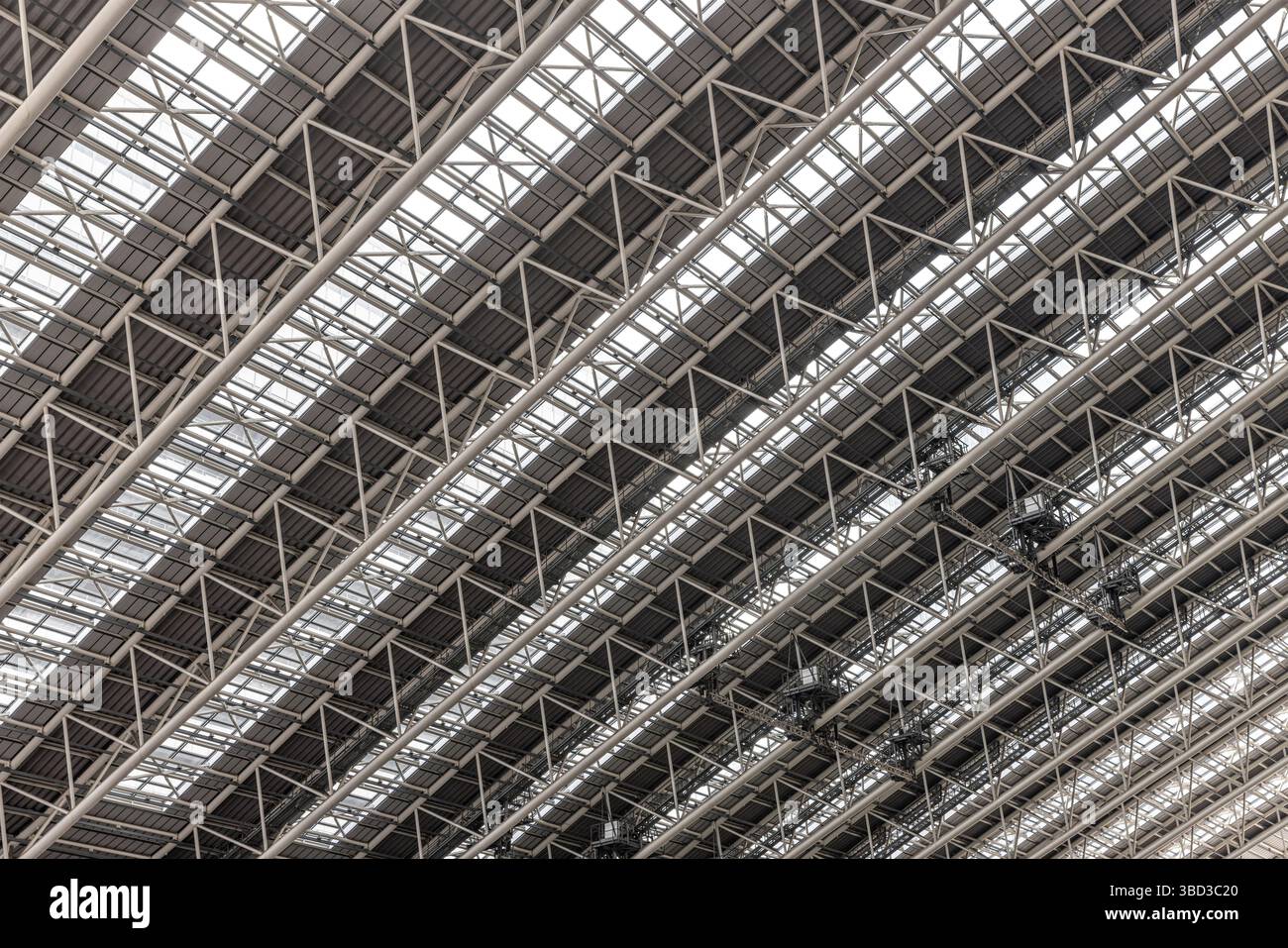 Poutres en acier de conception architecturale moderne et panneaux de verre Banque D'Images