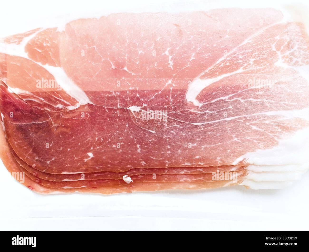 Un morceau de viande avec une couleur rosée. Il est tranché et placé sur un fond blanc Banque D'Images