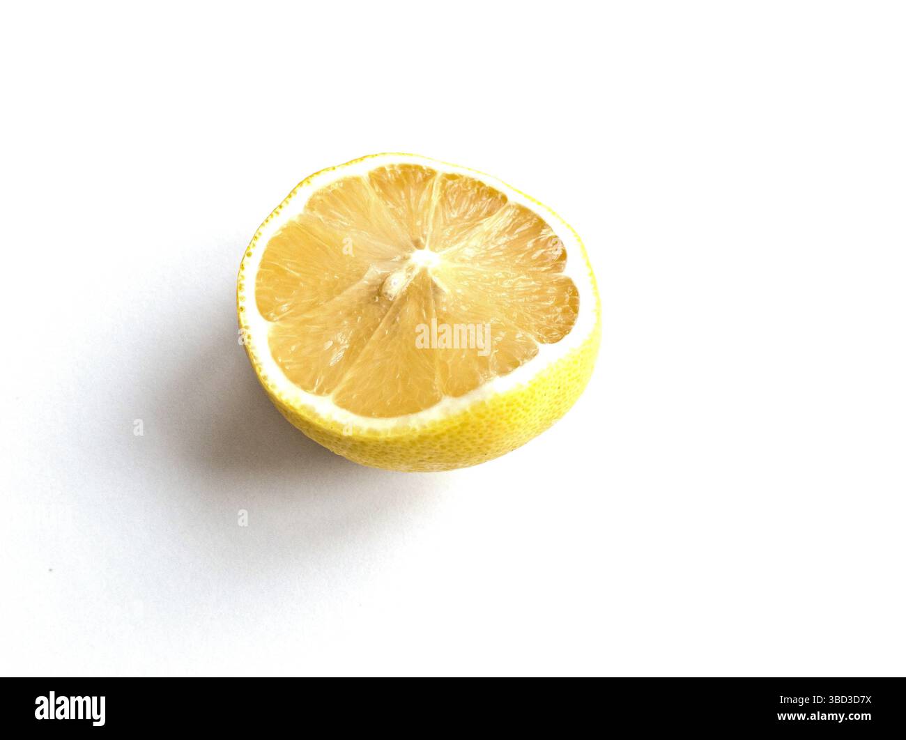 Un citron est coupé en deux et l'intérieur est montré. Le citron est jaune et a un goût aigre Banque D'Images