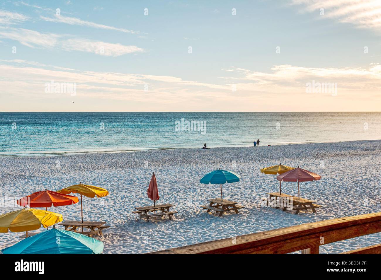 Tables vides en bois avec parasols sur la plage pour un dîner décontracté à l'extérieur du restaurant Pompano Joe's à destin Florida, États-Unis. Banque D'Images