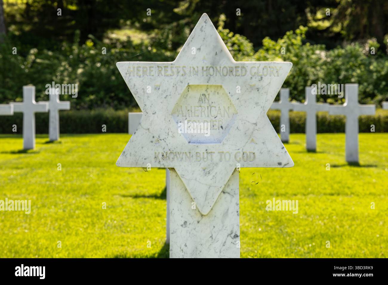 Étoile de marbre blanc de David marquant la tombe d'un soldat juif inconnu tombé, cimetière américain de l'Aisne-Marne, Belleau, France Banque D'Images