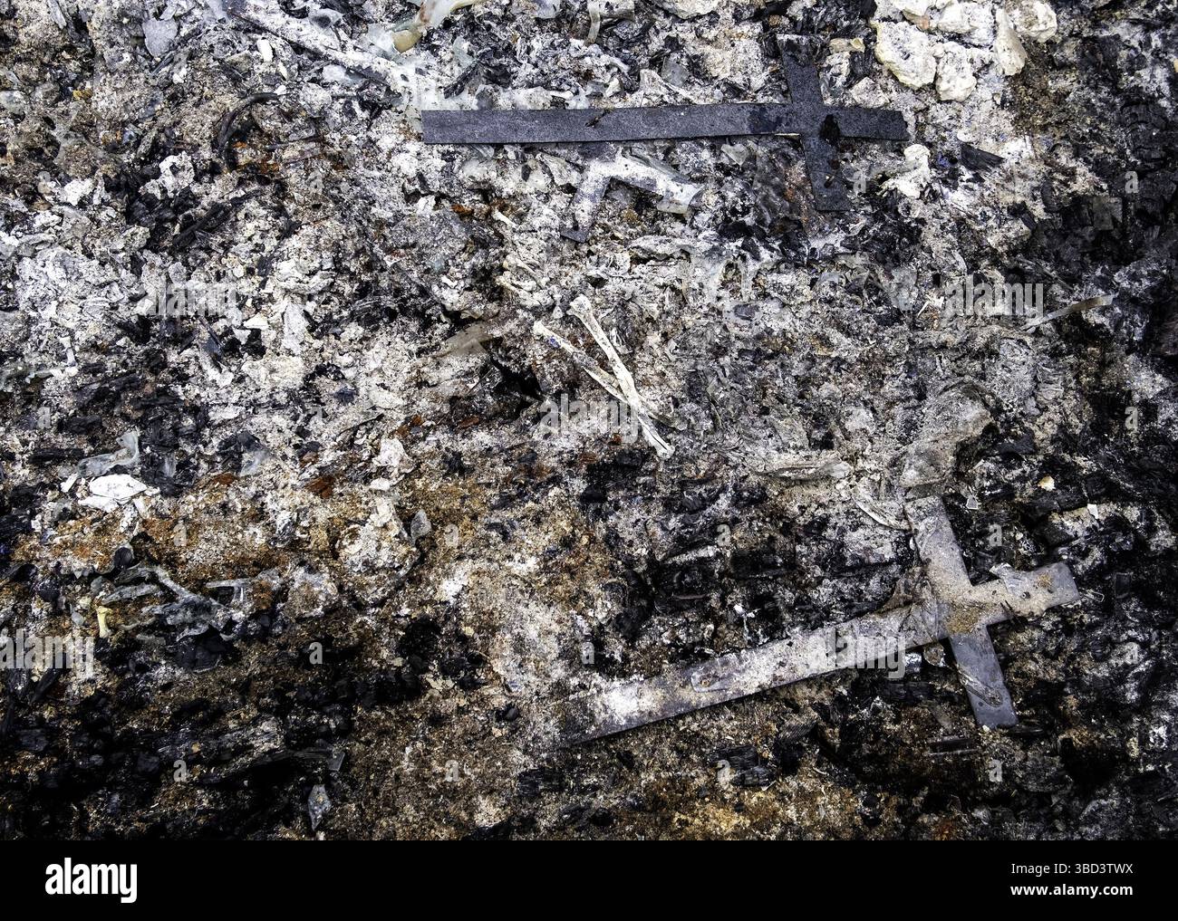 Détail de l'ancien crématorium avec des restes d'os humains, cimetière Banque D'Images