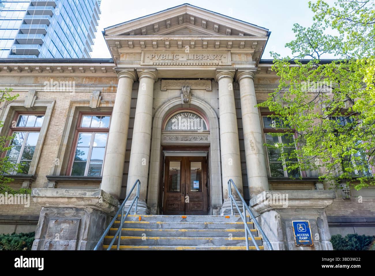 Bibliothèque publique de Toronto entrée de Yorkville Branch dans le village historique de Yorkville. Érigée en 1906 et fondée en 1907, elle est la plus ancienne bibliothèque de Toronto Banque D'Images